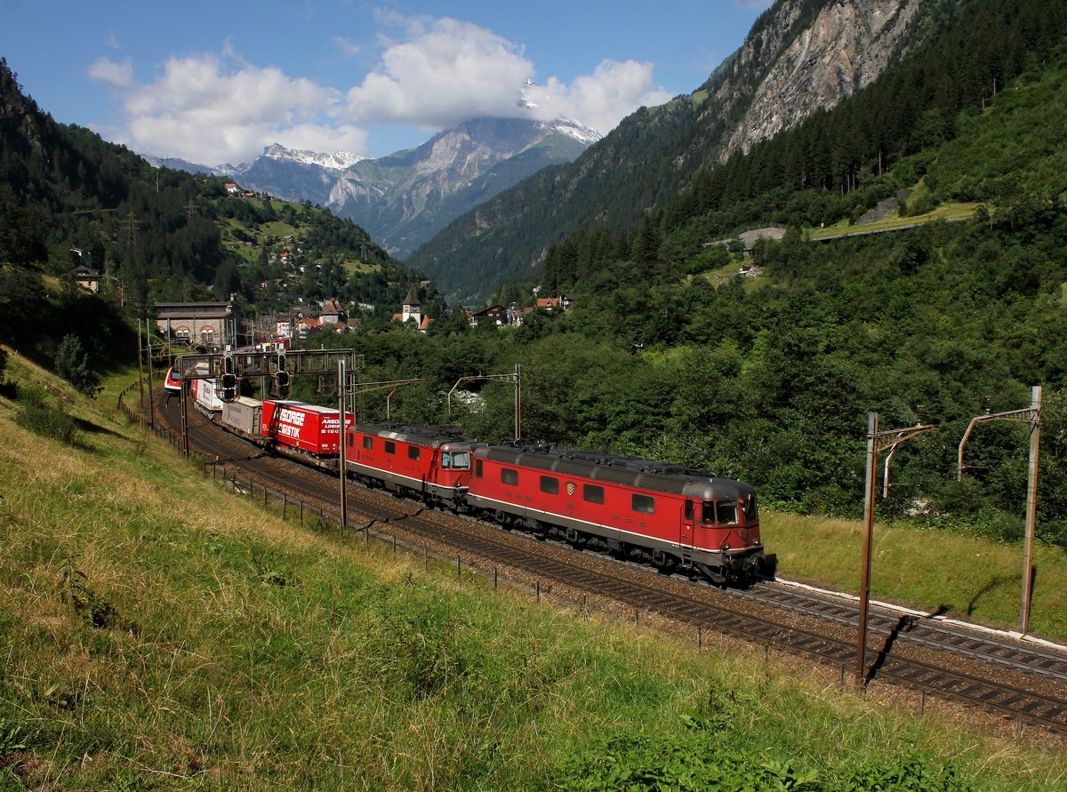 Die Re 6/6 11670 und die Re 4/4 11163 mit einem KLV-Zug am 16.07.2016 unterwegs bei Gurtnellen.