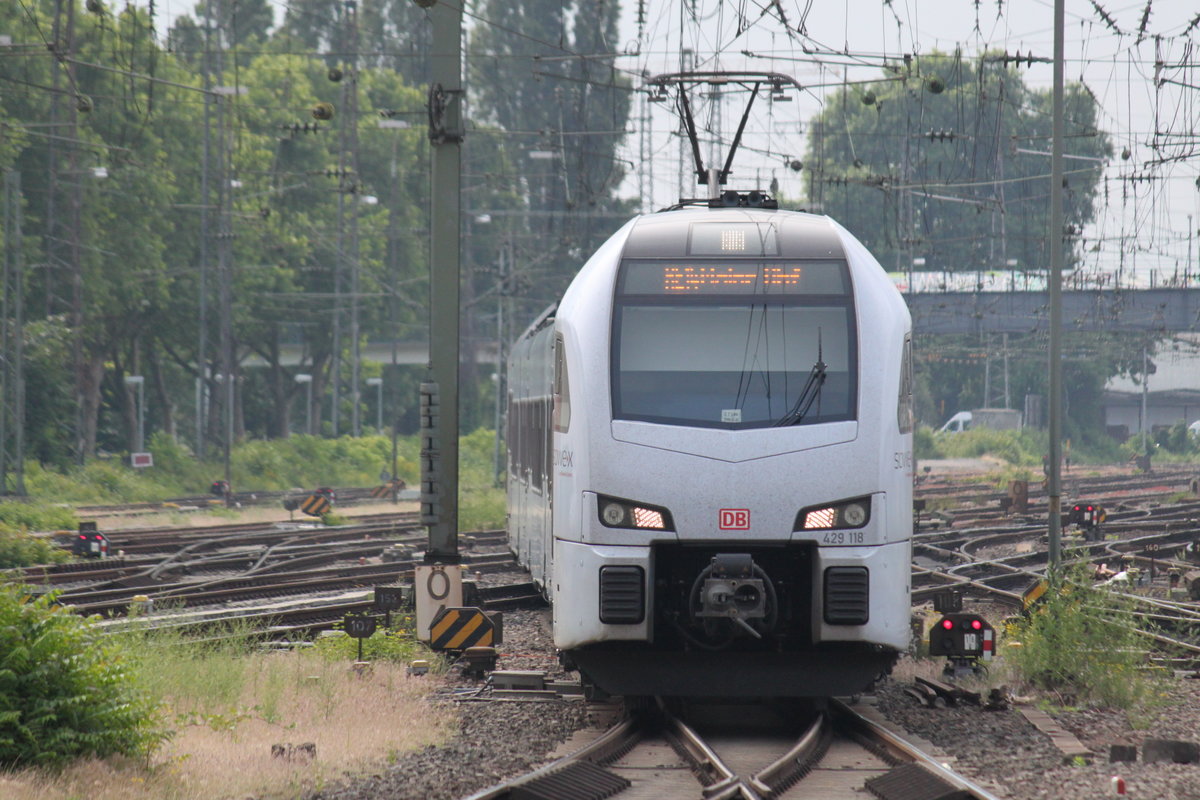 Die RE-Linie 14 beginnt alle zwei Stunden in Mannheim und verstärkt so den RE4 (Karlsruhe - Mainz) auf dem Abschnitt ab Ludwigshafen zu einem Stundentakt. Am 05.06.2017 verlässt 429 118 die Abstellung in Mannheim und nähert sich den Bahnsteiganlagen.