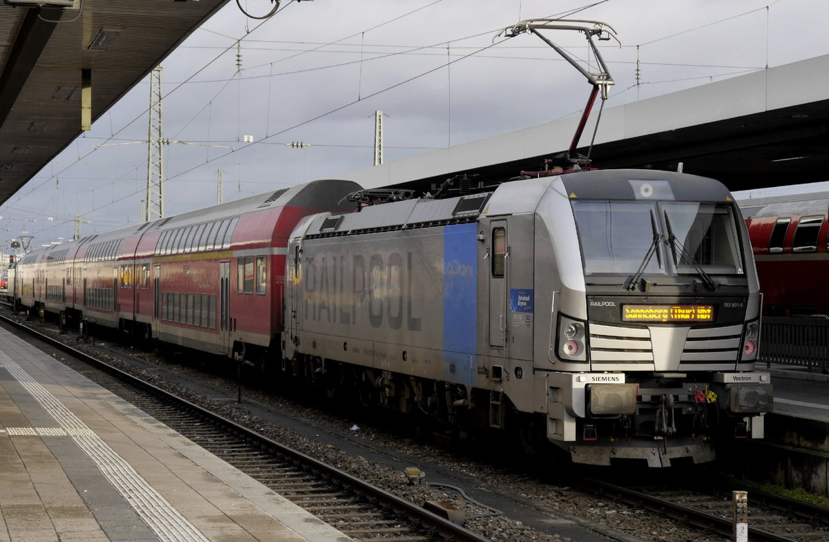 Die RE Nürnberg - Sonneberg werden als Sandwich-Garnituren aus 4 Doppelstockwagen und zwei Railpool-Vectron gefahren. Im Bild vorn 193 801; hinten schiebt 805. Nürnberg Hbf, 29.12.17.