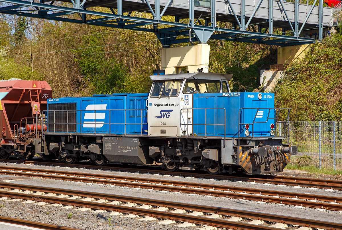 
Die Regental Cargo D5 bzw. 275 842-3 (92 80 1275 842-3 D-RBG), eine Vossloh MaK G 1206 vermietet an die SVG (Stauden Verkehrs Gesellschaft), abgestellt mit einem Weiacher Kieszug am 09.04.2017 beim Bahnhof Marburg an der Lahn.

Die MaK G 1206  wurde 2002 von Vossloh in Kiel unter der Fabriknummer 1001142, für die RBG - Regental Bahnbetriebs-GmbH (Viechtach) gebaut und bekam die Betreibernummer D 05.

Im Zuge der fortschreitenden Liberalisierung des Schienenverkehrs in Deutschland zeichnete sich Ende der 1990er Jahre ein zunehmender Bedarf an Streckentauglichen Diesellokomotiven. Bei zahlreichen Bahnen bestanden damals Überlegungen, Verkehrsleistungen über das eigene Netz hinaus auf Gleisen der DB AG eigenständig zu erbringen, was in den folgenden Jahren auch vielfältig realisiert wurde.

Mit der G 1206 stand zwar im Prinzip schon eine für diese Einsätze geeignete Maschine zur Verfügung, jedoch gab es an der Maschine noch Verbesserungspotential, das nun genutzt wurde. Inzwischen standen in der benötigten Leistungsklasse neu entwickelten Motoren zur Verfügung, die mit 12 statt 16 Zylindern auskommen. Statt des in den Lokomotiven für die Dortmunder Eisenbahn verwendeten neuen MTU-Motors entschied man sich für die kommende Serienproduktion aber für einen technisch ähnlichen Motor von Caterpillar, den 3512B. Im Zuge der Anpassung der Lok an diesen Motor erhielt sie geringfügig breitere Motor- und höhere Getriebehauben, wodurch sich diese Loks schon äußerlich von ihren Vorgängern unterscheiden.

Ebenfalls überarbeitet wurde das Fahrwerk. Hier kamen weiterentwickelte Drehgestelle mit Lenkerführung für eine Höchstgeschwindigkeit von 100 km/h zum Einsatz. Die Radsätze werden bei diesen Drehgestellen nicht mehr von einer Gleitplattenführung sondern von verschleißfreien Lenkern geführt. Damit konnte nicht nur das Laufverhalten verbessert und damit die Höchstgeschwindigkeit gesteigert, sondern auch die Führung von Drehgestell und Radsatz weitgehend verschleißfrei ausgeführt werden. Für den Antrieb wurden nicht mehr die Radsatzgetriebe aus eigener Fertigung verwendet, sondern welche von ZF mit einer für die Höchstgeschwindigkeit besser geeigneten Übersetzung.

Technische Daten:
Spurweite: 1.435 mm
Achsfolge : B´B´
Länge über Puffer: 14.700 mm
Drehzapfenabstand: 7.200 mm
Drehgestellachsabstand: 2.400 mm
größte Breite: 3.080 mm
Höhe über Schienenoberkante: 4.220 mm
Raddurchmesser neu: 1.000 mm
kleinster befahrbarer Gleisbogen: 60 m
Dienstgewicht: 88t
Kraftstoffvorrat: 3.150 l
 Motor: Caterpillar 12 Zylinder 4-Takt Dieselmotor mit Abgasturbolader und Ladeluftkühlung vom Typ 3512B DI TA
Motorleistung: 1.500 kW bei1.800 U/min
Strömungsgetriebe: Voith L5r4zU2
Höchstgeschwindigkeit 100 km/h
max. Schleppgeschwindigkeit : 80 km/h
kleinste Dauerfahrgeschwindigkeit: 10 km/h
