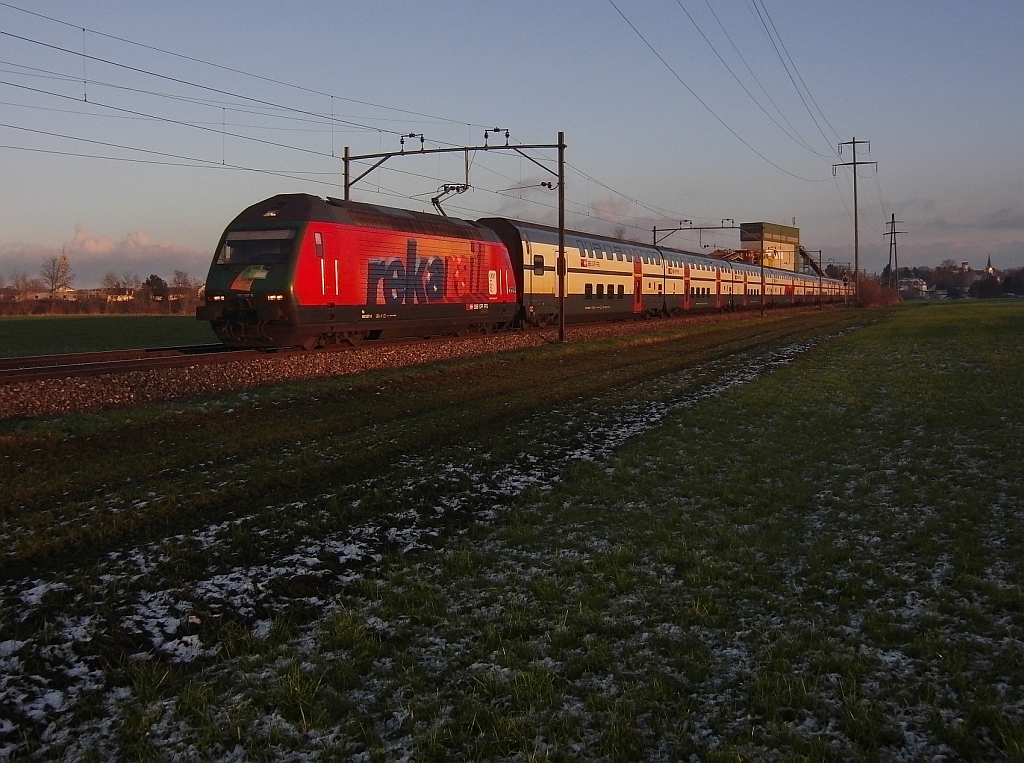 Die 'rekarail'-Werbelok Re 460 087-0 mit IC 832 hat am 30.11.2013 auf der Fahrt von Romanshorn nach Brig gerade den Ort Brglen (TG) passiert