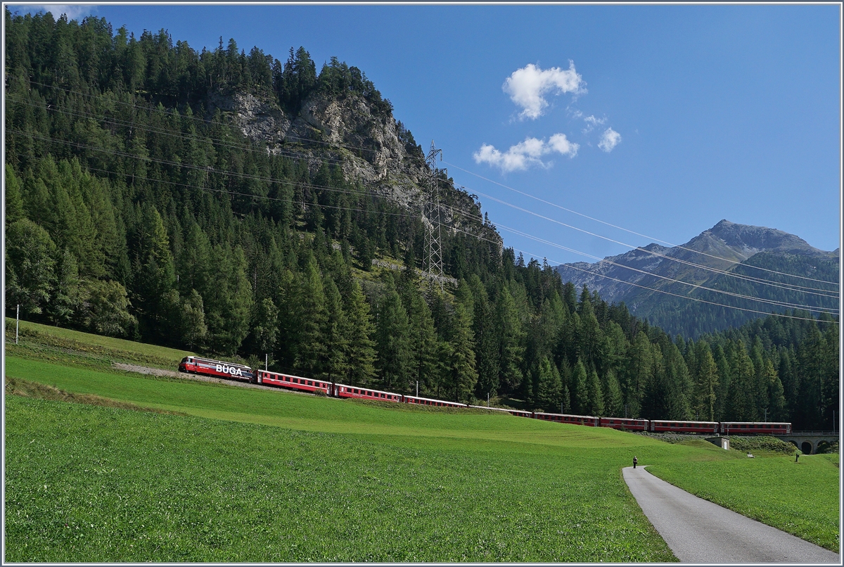 Die RhB Ge 4/4 III BÜGA mit dem Albulaschnellzug RE 1141 in der mittleren Ebene oberhalb von Bergün. 
14. Sept. 2016