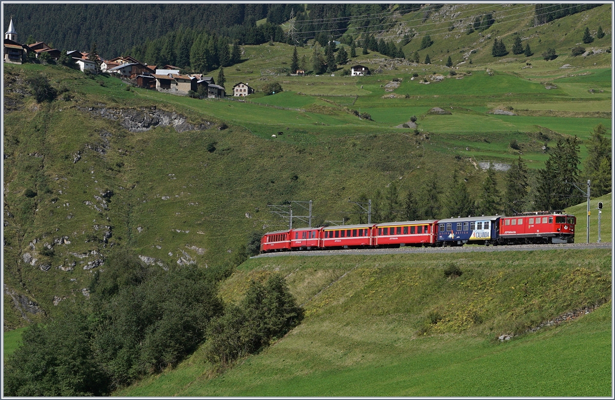Die RhB Ge 6/6 703 St.Moritz mit dem RE 1148 auf dem Weg nach Chur auf der mittleren Ebene oberhalb von Bergün Bravuogn. Im Hintergrund das  Heidi-Flim  Dorf Latsch.
14. Set. 2016