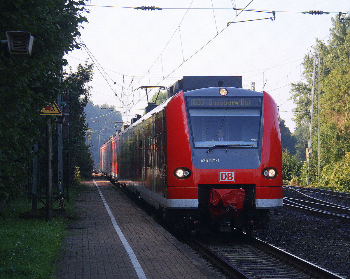 Die Rhein Niers Bahn (RB33) aus Aachen-Hbf-Heinsberg-Rheinand-Duisburg-Hbf kommt aus Richtung Aachen-West,Laurensberg,Richterich, und hält in Kohlscheid und fährt in Richtung Herzogenrath,Mönchengladbach. 
Aufgenommen von Bahnsteig 1 in Kohlscheid . 
Bei Sommerwetter am Morgen vom 3.9.2017.