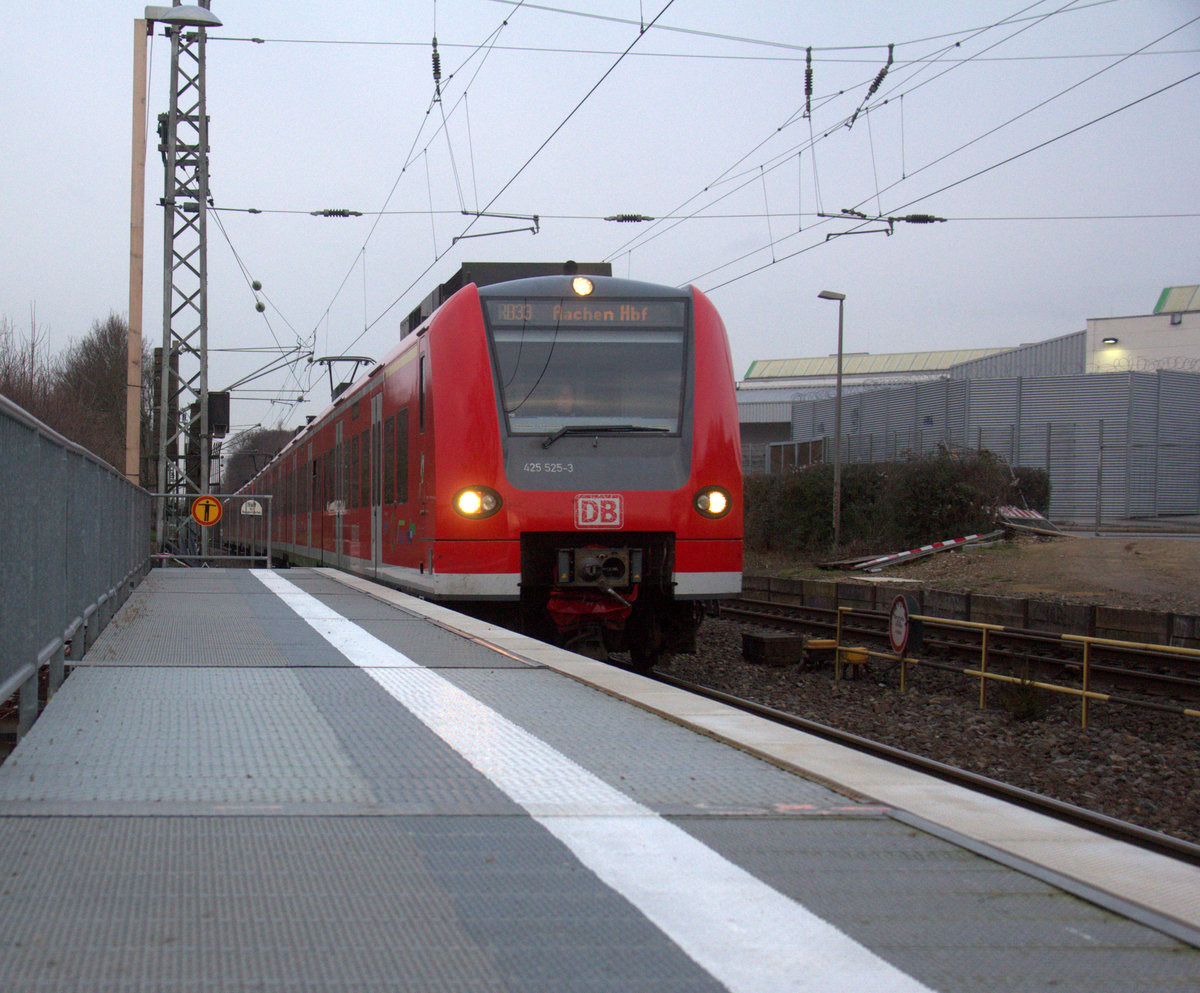 Die Rhein Niers Bahn (RB33) kommt die Kohlscheider-Rampe hoch aus Duisburg-Hbf/Heinsberg-Rheinland) nach Aachen-Hbf und hält in Kohlscheid und fährt in Richtung Richterich,Laurensberg,Aachen-West,Aachen-Schanz,Aachen-Hbf. 
Aufgenommen von Bahnsteig 2 in Kohlscheid. 
Bei Sonne und Schneewolken am Kalten Nachmittag vom 10.1.2019. 
