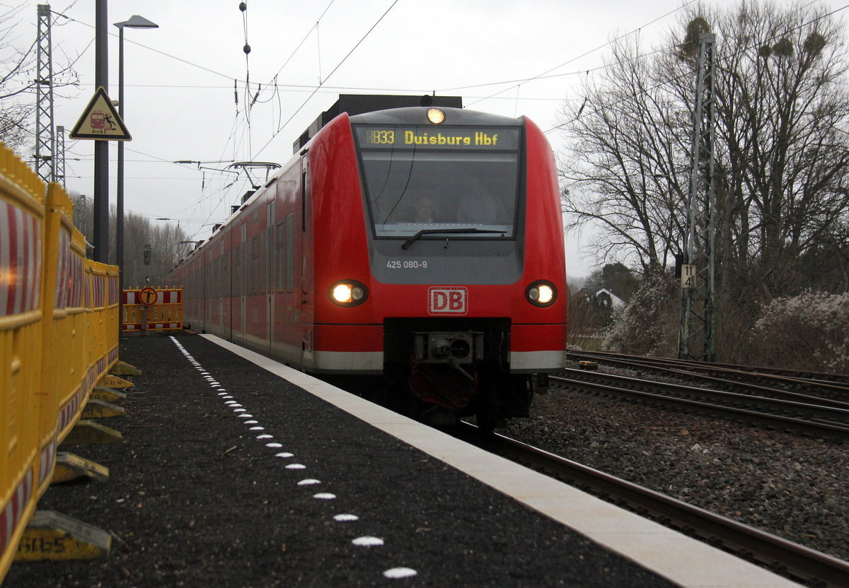 Die Rhein Niers Bahn (RB33) aus Aachen-Hbf nach Heinsberg-Rheinand-Duisburg-Hbf und kommt aus Richtung Aachen-West,Laurensberg,Richterich, und hält in Kohlscheid und fährt in Richtung Herzogenrath,Mönchengladbach. 
Aufgenommen von Bahnsteig 1 in Kohlscheid. 
Bei Regenwetter am Nachmittag vom 15.1.2019.