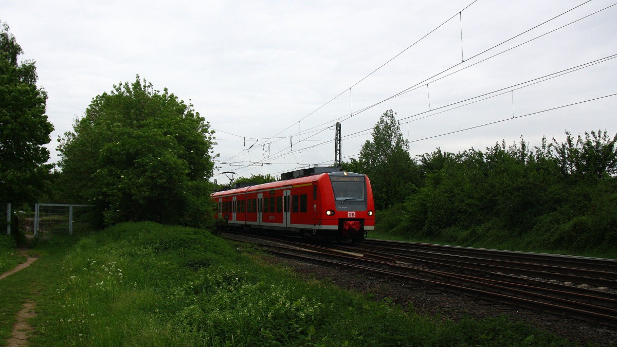 Die Rhein Niers Bahn (RB33) aus Aachen-Hbf-Heinsberg-Rheinand-Duisburg-Hbf kommt aus Richtung Aachen-West,Laurensberg,Richterich, und fährt in Richtung Kohlscheider-Bahnhof,Herzogenrath,Mönchengladbach. Aufgenommen bei Wilsberg in Kohlscheid bei Wolken am Abend vom 2.5.2014.