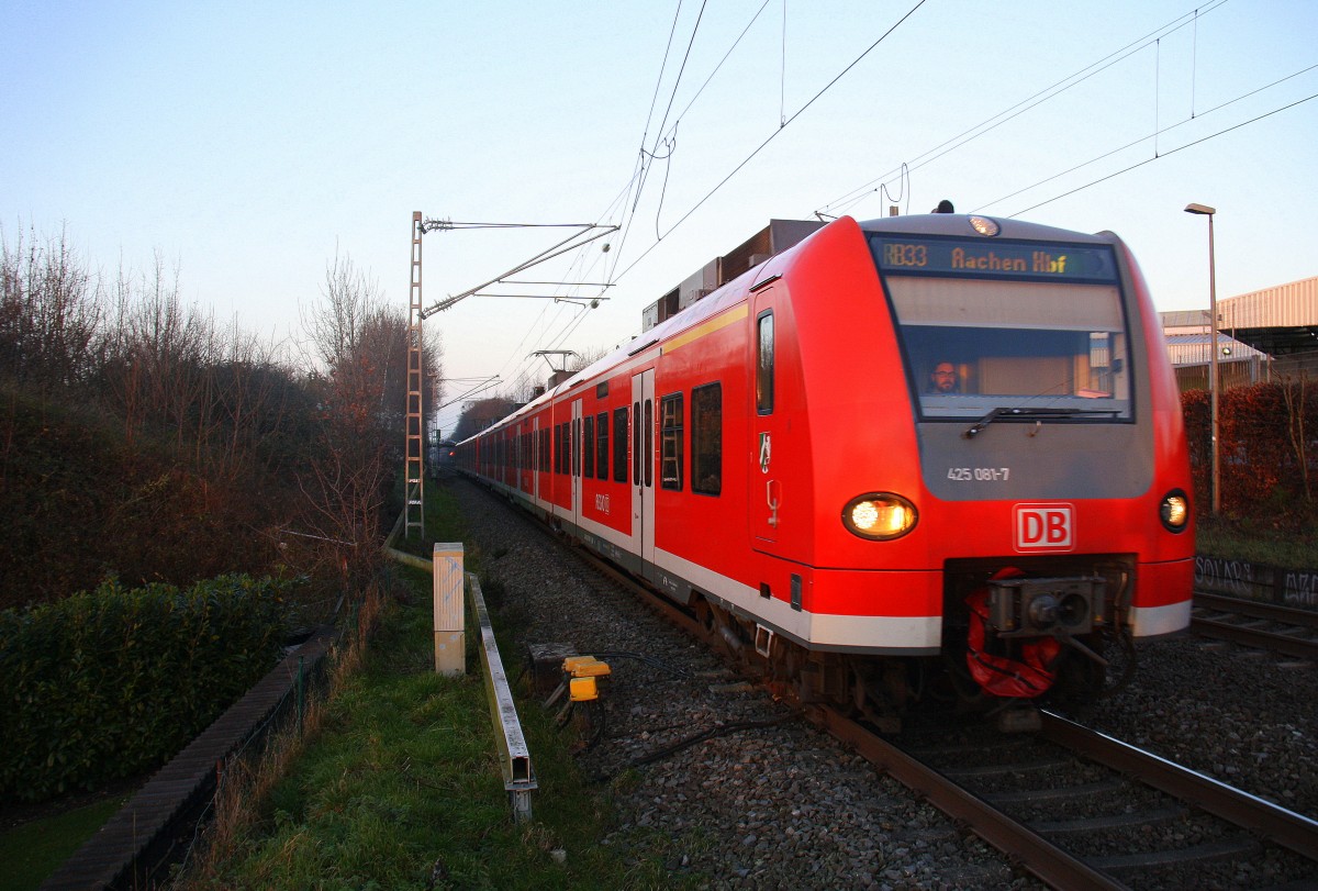 Die Rhein Niers Bahn (RB33) kommt die Kohlscheider-Rampe hoch aus Duisburg-Hbf,Heinsberg-Rheinand nach Aachen-Hbf  und hält in Kohlscheid und fährt in Richtung Richterich,Laurensberg,Aachen-West,Aachen-Schanz,Aachen-Hbf.
Bei schönem Sonnenschein am Kalten Nachmittag vom 14.12.2015.