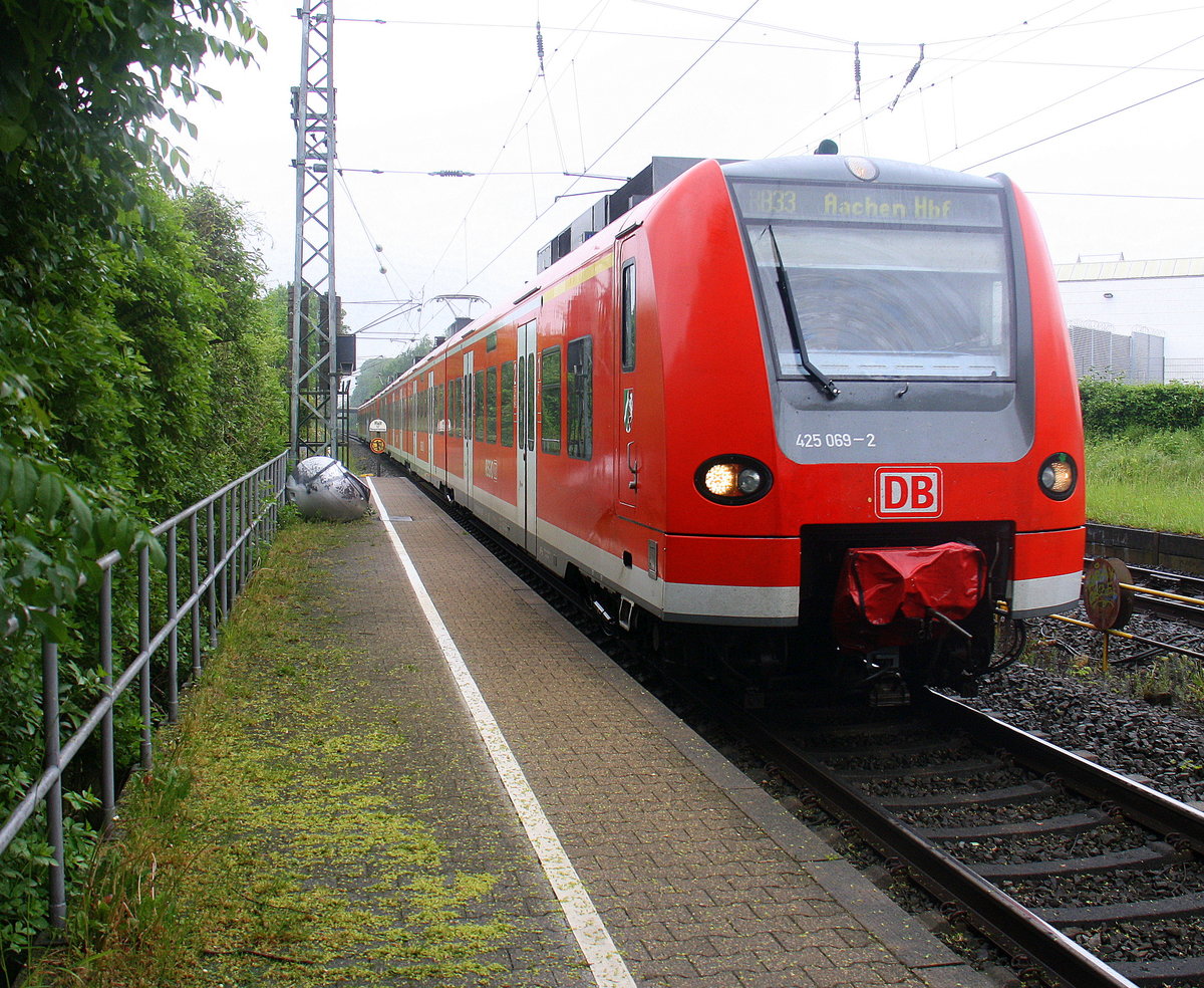 Die Rhein Niers Bahn (RB33) kommt die Kohlscheider-Rampe hoch aus Duisburg-Hbf,Heinsberg-Rheinand nach Aachen-Hbf und hält in Kohlscheid und fährt in Richtung Richterich,Laurensberg,Aachen-West,Aachen-Schanz,Aachen-Hbf. 
Aufgenommen von Bahnsteig 2 in Kohlscheid. 
Bei Regenwetter am Nachmittag vom 23.5.2016.