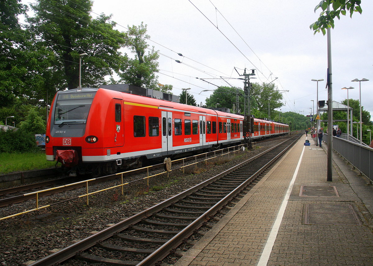 Die Rhein Niers Bahn (RB33) aus Aachen-Hbf-Heinsberg-Rheinand-Duisburg-Hbf kommt aus Richtung Aachen-West,Laurensberg,Richterich, und hält in Kohlscheid und fährt in Richtung Herzogenrath,Mönchengladbach. 
Aufgenommen von Bahnsteig 2 in Kohlscheid. 
Bei Wolken am Morgen vom 31.5.2016.