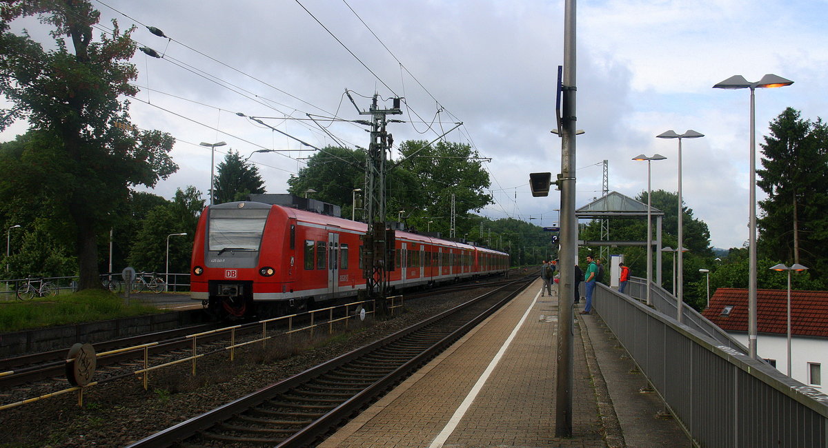 Die Rhein Niers Bahn (RB33) aus Aachen-Hbf-Heinsberg-Rheinand-Duisburg-Hbf kommt aus Richtung Aachen-West,Laurensberg,Richterich, und hält in Kohlscheid und fährt in Richtung Herzogenrath,Mönchengladbach. 
Aufgenommen von Bahnsteig 2 in Kohlscheid.
Am Morgen vom 14.6.2016.