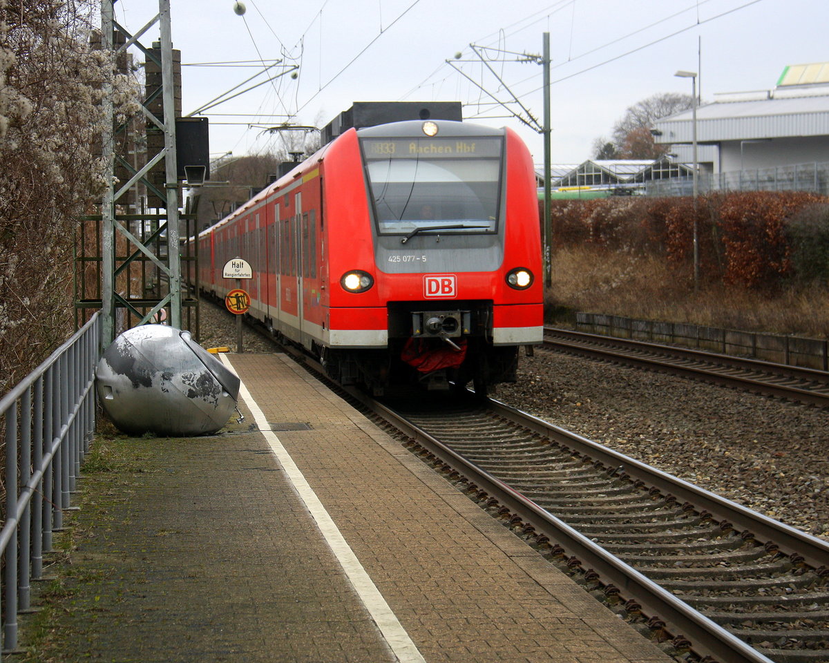 Die Rhein Niers Bahn (RB33) kommt die Kohlscheider-Rampe hoch aus Duisburg-Hbf,Heinsberg-Rheinand nach Aachen-Hbf und hält in Kohlscheid und fährt in Richtung Richterich,Laurensberg,Aachen-West,Aachen-Schanz,Aachen-Hbf. 
Aufgenommen von Bahnsteig 2 in Kohlscheid.
Bei Wolken am Kalten Nachmittag vom 3.2.2017.