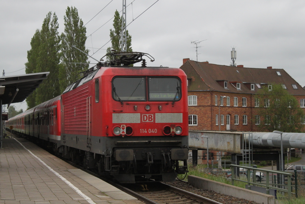 Die Rostocker 114 040 mit RE 13290 von Warnemnde nach Berlin-Ostbahnhof bei der Durchfahrt im Haltepunkt Rostock-Holbeinplatz.24.05.2017
