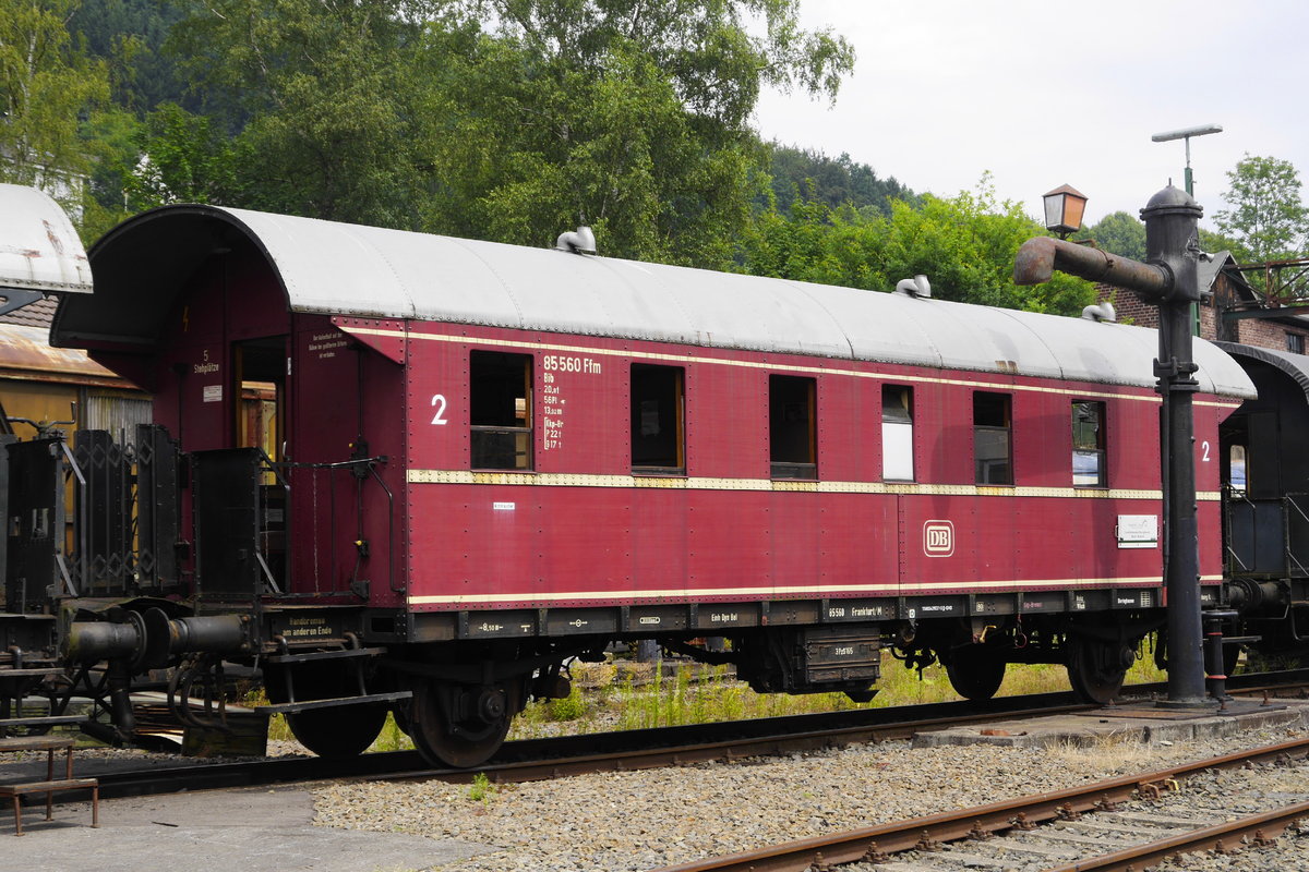 Die rote Donnerbüchse 85 560 aus dem Museumszug der Wiehltalbahn, im Eisenbahnmuseum Dieringhausen, 24.7.16.