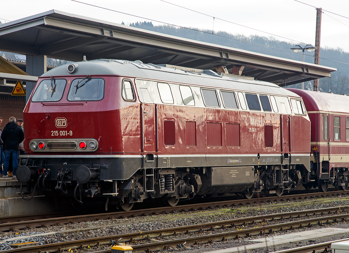 Die RP 215 001-9 (eigentlich 92 80 1225 001-7 D-RPRS) der Railsystems RP GmbH, ex DB 225 001-7, ex DB 215 001-9, am 05.12.2015 im Bahnhof Kreuztal, als Schublok von dem Dampfsonderzug Münster - Hagen - Gießen - Marburg/Lahn (DPF 79385).

Die V 163 wurde 1968 von Krupp unter der Fabriknummer 4980 gebaut und als 215 001-9 an die Deutsche Bundesbahn geliefert. Im Jahr 2001 erfolgte die Umzeichnung und Umbau der Lok 225 001-7. Die Ausmusterung erfolgte im Dezember 2011. Über ALS - ALSTOM Lokomotiven Service GmbH in Stendal kam sie dann zur Railsystems RP GmbH.

Technische Daten:
Spurweite:  1.435 mm
Achsformel:  B'B'
Länge:  16.400 mm
Drehzapfenabstand:  8.600 mm
Drehgestellachsstand:  2.800 mm
Gesamtradstand: 11.400 mm
Gewicht: 80 Tonnen
Radsatzfahrmasse:  20,0 Tonnen
Höchstgeschwindigkeit: 130 km/h 
Motorentyp: MTU MA 12V 956 TB (ein V12-Zylinder-Turbo- Diesel-Motor, MA = ursprünglich MAN Konstruktion)
Dauerleistung: 1.840 kW (2.500 PS)
Nenndrehzahl: 1500 min-1
Leistungsübertragung: hydraulisch 
Getriebe: Voith L 820 rs  
Tankinhalte: 3.050 l (Kraftstoff) / 2.850 l (Wasser) / 690 l (Heizöl) / 320 kg Sand