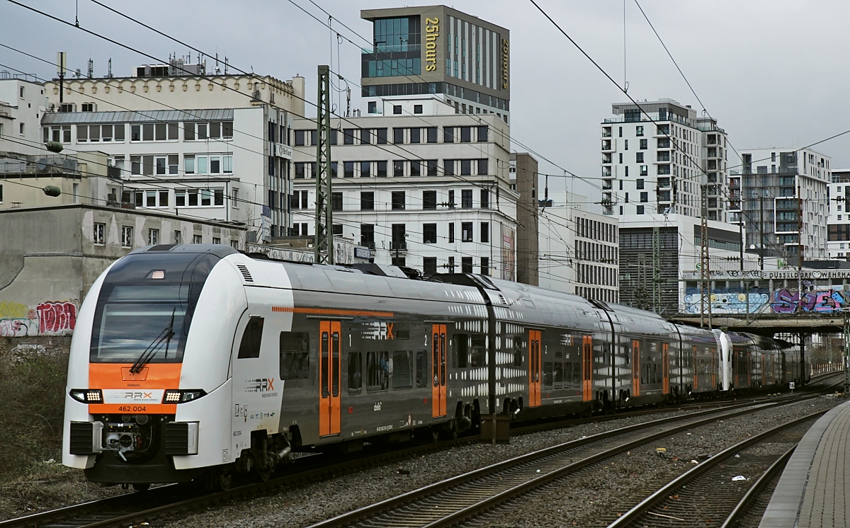 Die RRX 462 004 und 011 fahren am 03.01.2019 von ihrem Abstellplatz in Düsseldorf-Derendorf am S-Bahn-Haltepunkt Wehrhahn vorbei in Richtung Hauptbahnhof, um dort ihre Fahrt ihre Fahrt als RE 11 nach Hamm/Paderborn zu beginnen