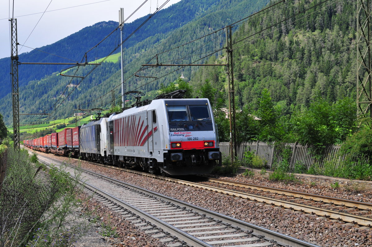Die RTC 186 282 und ein weiteres Zebra mit dem Winner-Zug in Richtung Süden auf der Brennerstrecke kurz vor Grasstein am 15.07.17