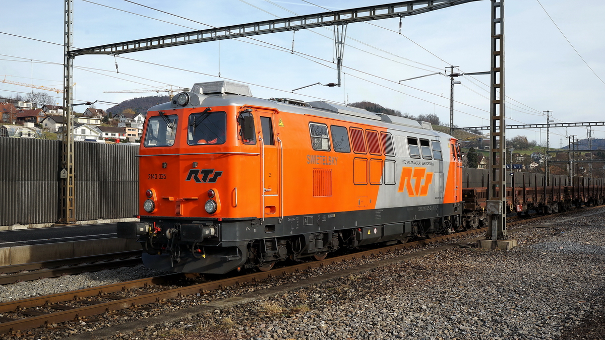 Die RTS Lok 2143 025 im Bhf. Gelterkinden Schweiz. Das Signal steht auf Rot und so hat der Lokführer ein paar Minuten Pause bis ein IR und ein TGV vorbei sind. Und ich kann in Ruhe meine Fotos machen. 9.1.2014