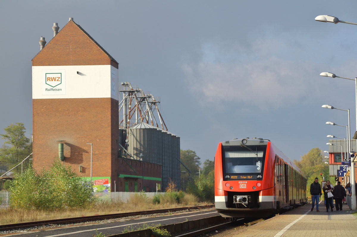 Die RWZ Agraranlage dominiert das Bahnhofsbild von Mechernich, wo gerade 620 018 als RE 22 (Köln Messe/Deutz - Gerolstein)/ RB 22 (Gerolstein - Trier Hbf) zum stehen gekommen ist. (Bild 2)

Mechernich, 29. Oktober 2016