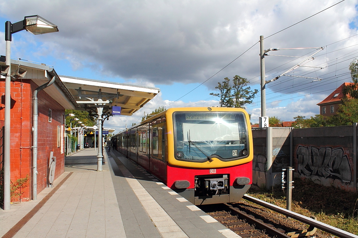 Die S-Bahn der BR 481-482 auf der Linie S 25 von Teltow (Stadt) nach Berlin Potsdamer Platz am 27.09.2015 in der S-Bahnstation Lankwitz.
Der S-Bahnhof Lankwitz ist der einzigste eingleisige S-Bahnhof in Berlin, an dem die S-Bahn im 10-Minuten-Takt fährt.
