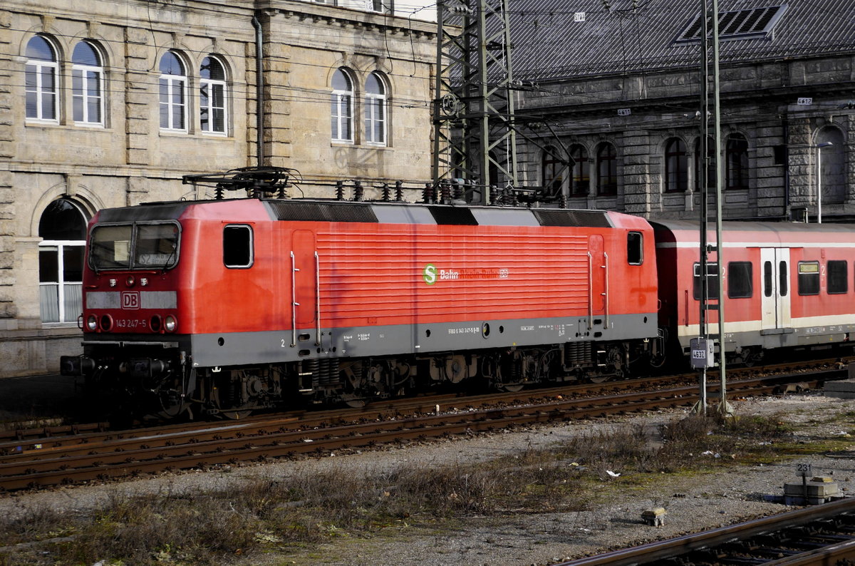 Die S-Bahn Nürnberg hat noch x-Wagen-Züge mit 143. 143 247-5 hat erkennbar vorher in einem anderen Einsatzgebiet gearbeitet. Nürnberg Hbf, 29.12.17.