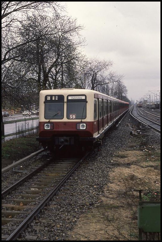 Die S9 in Form des damals neuen 485010 fährt am 16.4.1992 auf dem Weg nach Charlottenburg in Schöneweide ein.
