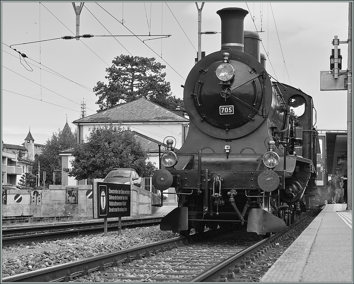 Die SBB A 3/5 705 wartet in Murten mit dem SBB Historic Zug 1930 auf die Abfahrt nach Payerne. 
25. Juni 2011