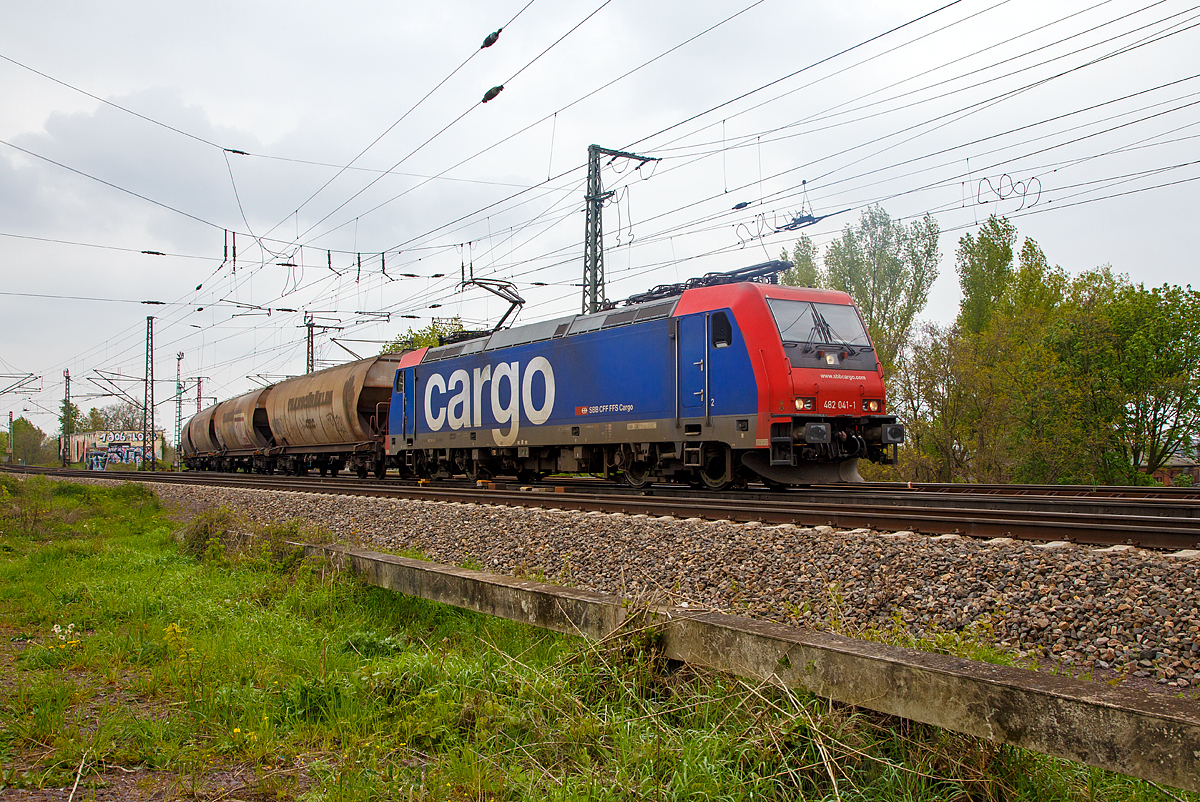 
Die SBB Cargo Re 482 041-1 (91 85 4482 041-1 CH-SBBC) kommt, am 06.05.2017 mit einem Getriedesilozug, aus Richtung Stendal und biegt nun in Magdeburg in Richtung Berlin ab. 

Die TRAXX F140 AC2 wurde 2006 von Bombardier in Kassel unter der Fabriknummer 34100 gebaut, z.Z. ist sie an die HSL Logistik GmbH (Hamburg) vermietet. 

Nochmals einen netten Gruß an den freundlichen Lokführer zurück.