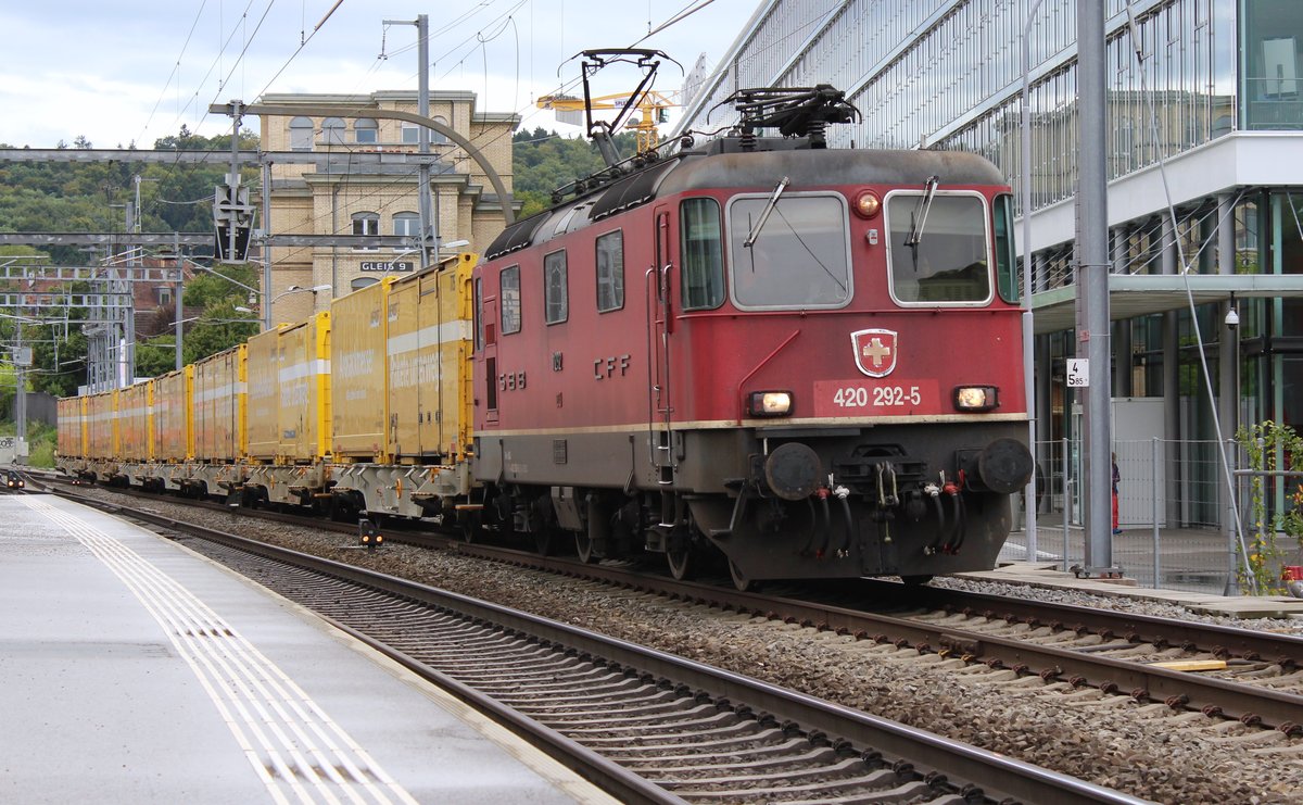 Die SBB Re 420 292-2 durchfuhr am 23. September 2017 mit einem Postzug auf Gleis 8 den Bahnhof Zürich Oerlikon.