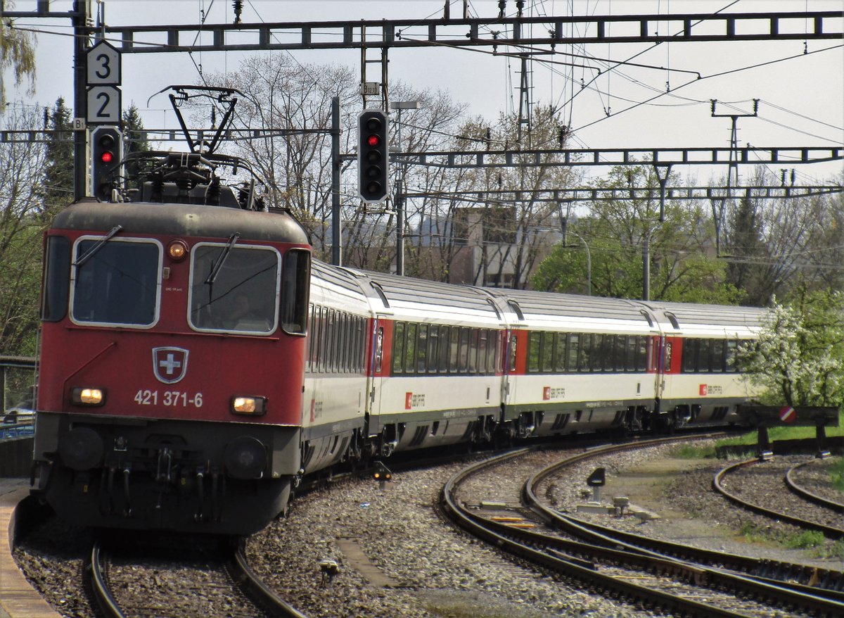 Die SBB Re 421 371-6 durchfährt mit dem IC 184 von Zürich HB- Schaffhausen- Singen (Hohentwiel)- Tuttlingen- Rottweil- Horb- Böblingen- Stuttgart Hbf (Ankunft: 17:36 Uhr) den Bahnhof Bülach. Die Aufnahme entstand am 5. April 2017 . 
