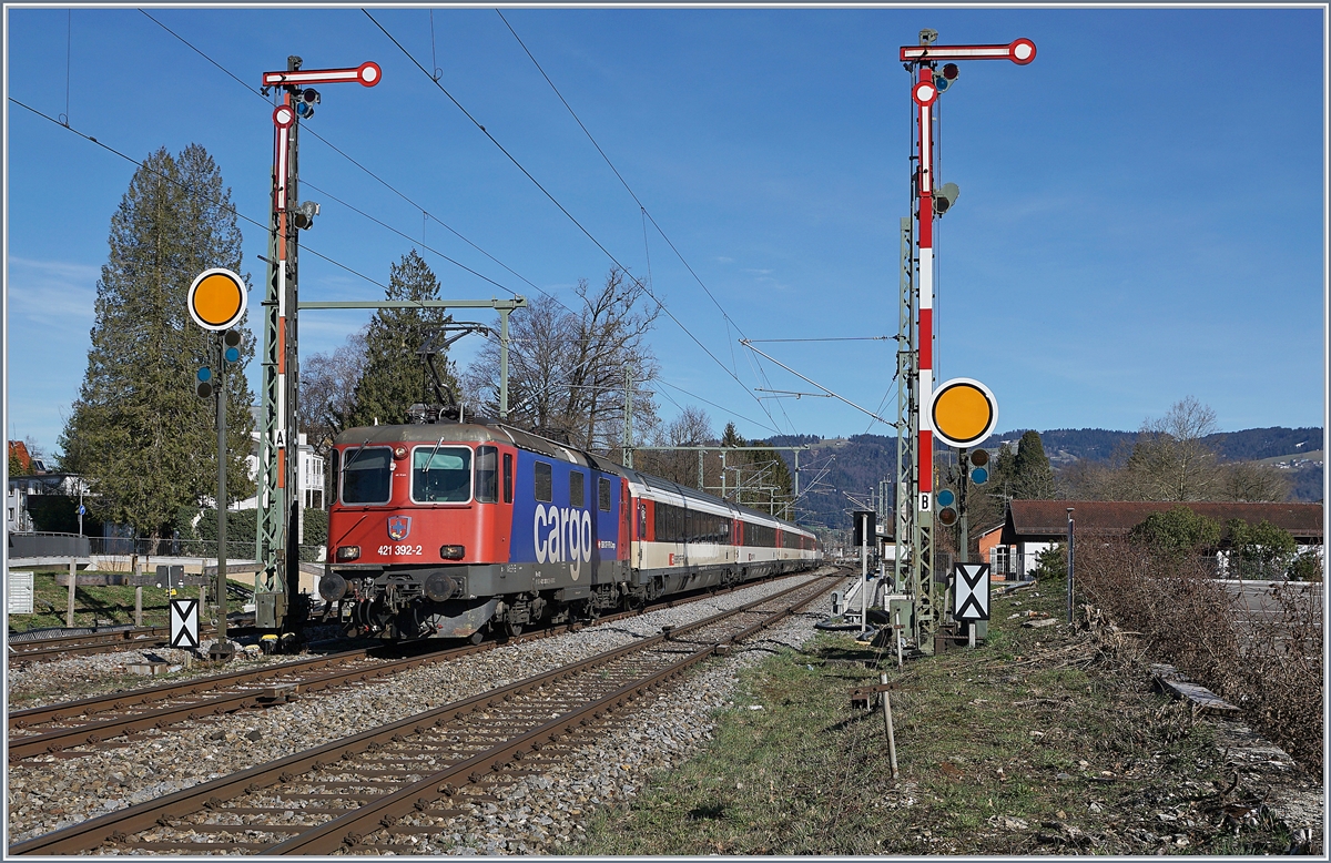 Die SBB Re 421 392-2 erreicht mit ihrem EC 195 von Zürich nach München in Kürze Lindau Hbf und passiert gerade die westlichen Einfahrsignale von Lindau Reutin.


16. März 2019