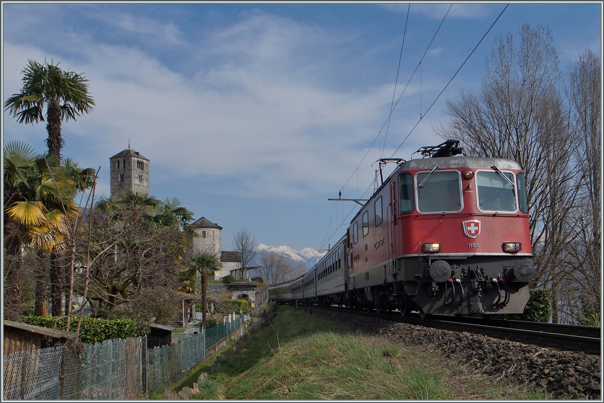 Die SBB Re 4/4 11198 erreicht mit einem  Gotthard IR  in Kürze ihr Ziel Locarno.
18. März 2015