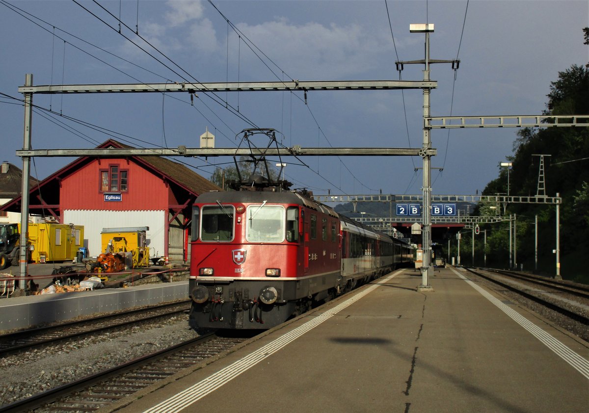 Die SBB Re 4/4 II Nr. 11136 durchfährt am 7. Mai 2018 mit dem IC 4 Zürich HB - Stuttgart Hbf den Bahnhof Eglisau.