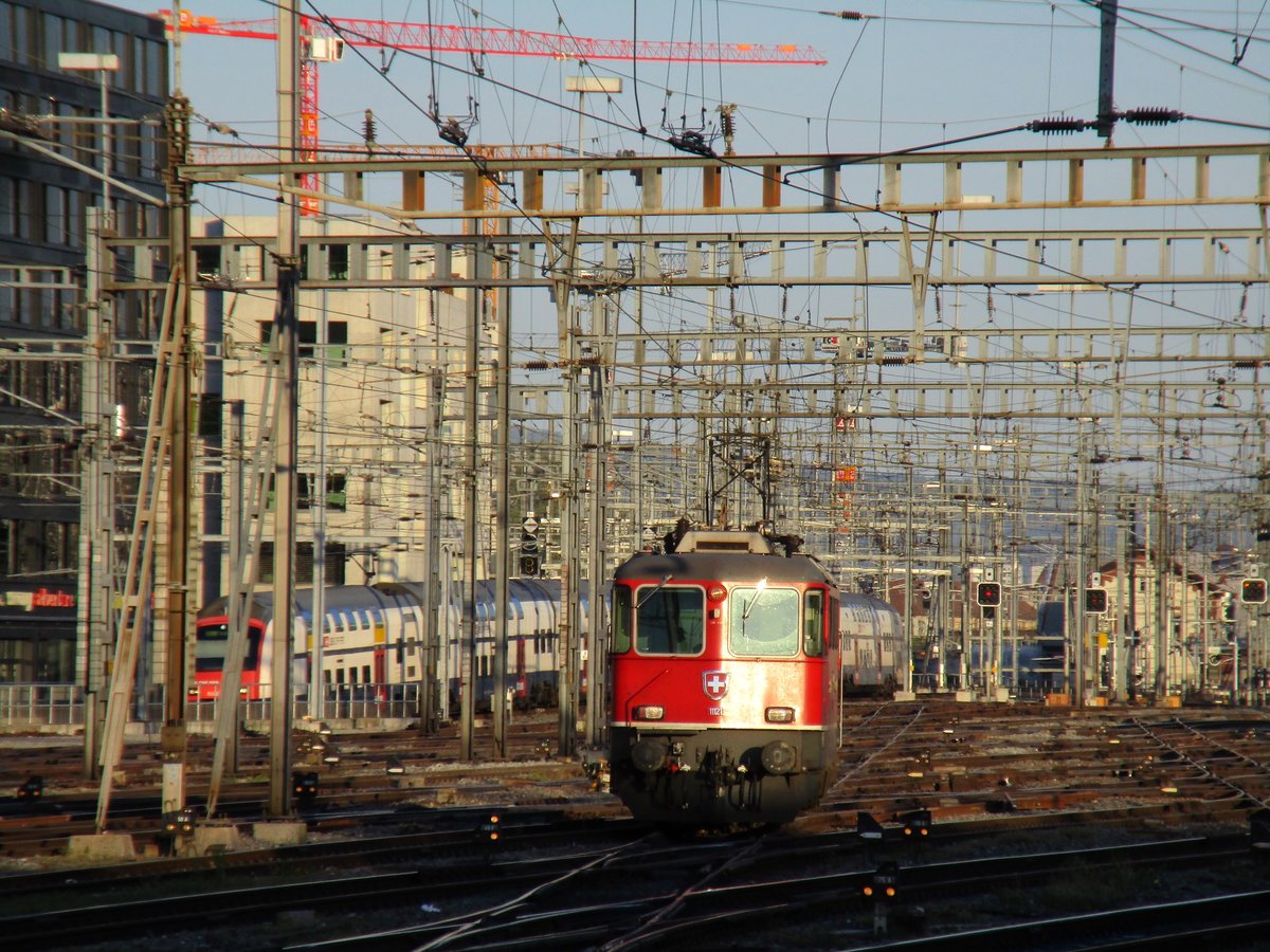 Die SBB Re 4/4 II Nr. 11121 ist am frühen Morgen auf Rangierfahrt im Hauptbahnhof Zürich unterwegs.

Freitag, 27. April 2018