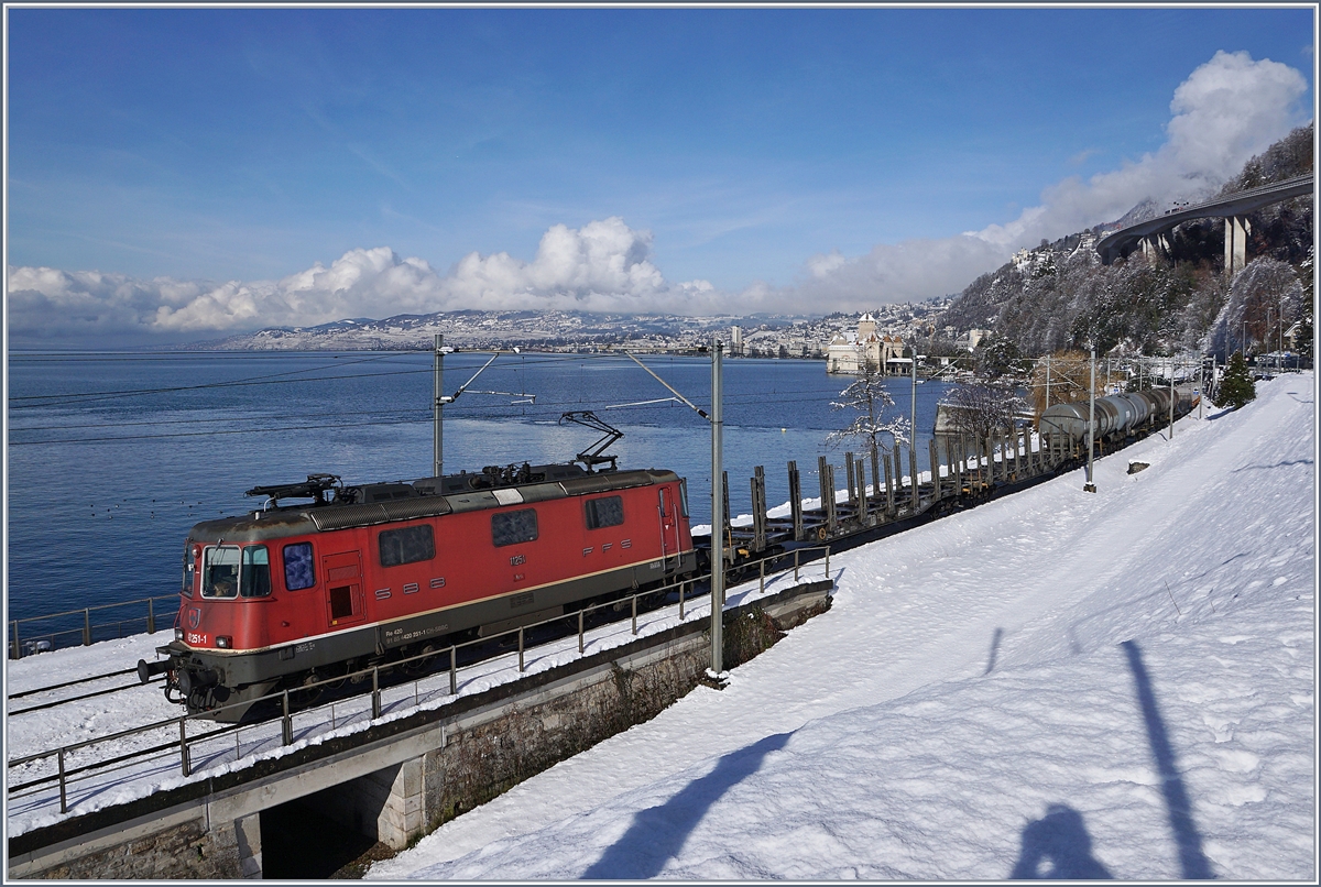 Die SBB Re 4/4 II 11251 mit einem Güterzug auf der Fahrt Richtung Wallis vor dem Panorama des Genfer-Sees.

29. Jan. 2019