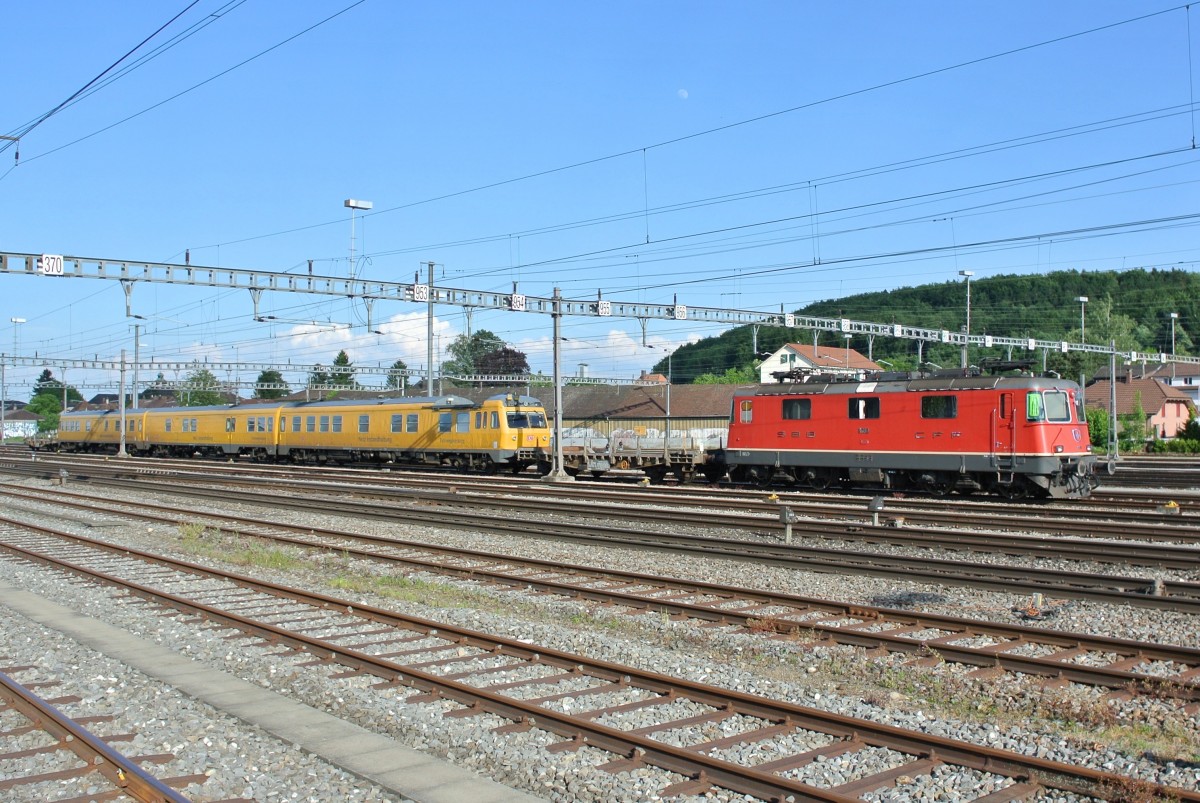 Die SBB Re 4/4 II 11180 der Division Cargo steht mit dem DB Messzug 719 001 (Netzinstandhaltung Fahrwegmessung) abgestellt in Solothurn, 29.05.2015.