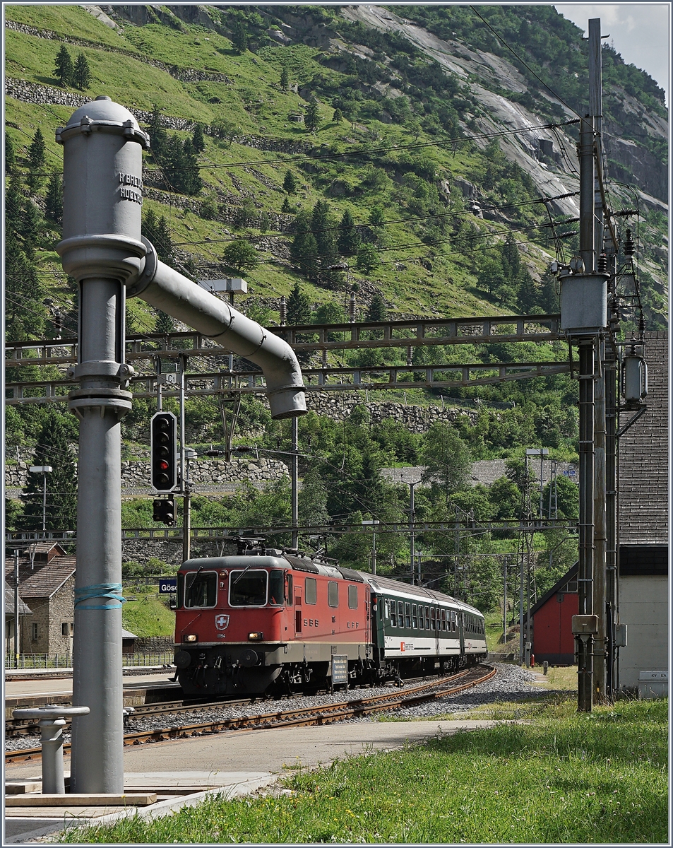Die SBB Re 4/4 II 11194 erreicht mit ihrem IR 2430 von Locarno nach Zürich HB nach der Fahrt durch den Gotthardtunnel Göschenen.
21. Juli 2016