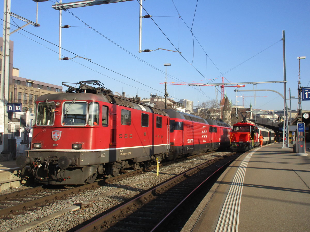 Die SBB Re 460 118-3  Gotthard/Gottardo , die SBB Re 460 011-0  Léman([franz.]=[schweizerdt.]Genfersee) und die SBB Re 420 112-5 | Re 4/4 II Nr. 11112(Reihenfolge von hinten)fuhren gemeinsam durch Abstellgleisen zum Gleis 18 im HB Zürich. Die Re 4/4 II Nr. 11112 ist aus der 1. Serie der Baureihe Re 420. Die Lokomotiven der ersten Bauserie (11107–11155) weisen nur einen Stromabnehmer auf. Die Loks kommten wahrscheinlich von einem Depot oder einem Abstellgleis und mussten auf ein anderes Depot oder Abstellgleis und konnten nur im HB wenden und das könnte diesen kurzen Besuch auf Gleis 18 im Zürich HB erklären(dies ist eine Vermutung). Die SBB Ee 922 025-2 brachte vom einem Abstellgleis Zusatzwagen für den IR 2178 von Zürich HB nach Bern. Der IR 2178 wurde von der SBB Werbelok Re 460 052-4 mit der Werbung  Gottardo 2016 ABB  angetrieben. Um 16.06 Uhr fuhr der IR 2178 von Gleis 17 im HB nach Bern(Ankunft: 17.26 Uhr). Diese Aufnahme entstand um 16.00 Uhr.