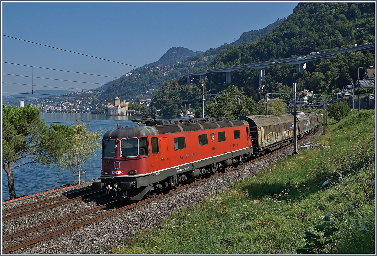 Die SBB Re 620 030-7 fährt mit einem Güterzug vor dem Hintergrund des Château de Chillon Richtung Wallis.
3. August 2018