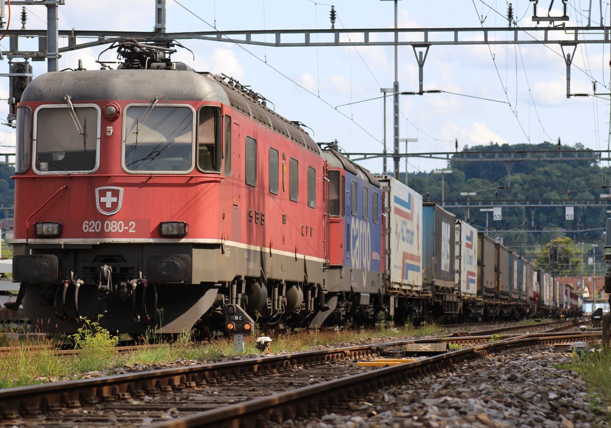 Die SBB Re 620 080-2  Möhlin  und die SBB Re 420 347-7 waren am 20. August 2017 mit einem Container-Güterzug auf einem Abstellgleis im Bahnhof Bülach abgestellt.