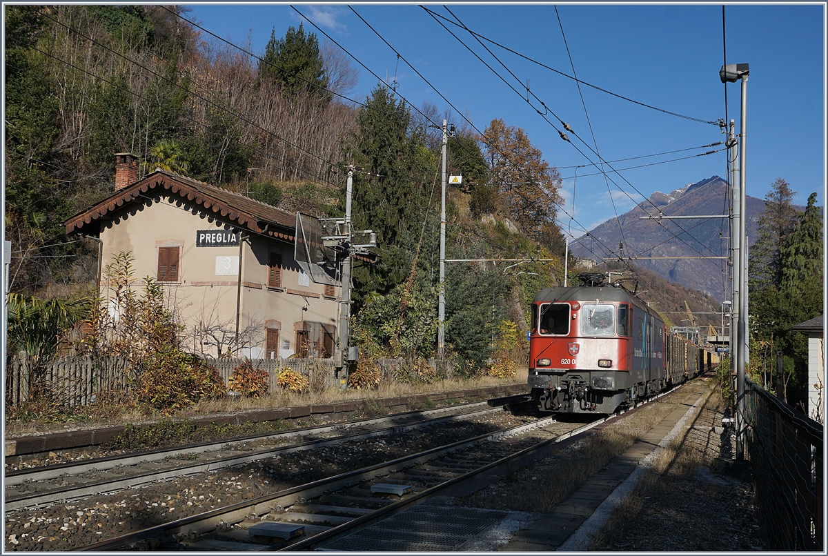 Die SBB Re 620 088-5  X-Rail  mit Stammholzzug bei der Durchfahrt in Preglia Richtung Domodossola.
21. Nov. 2017