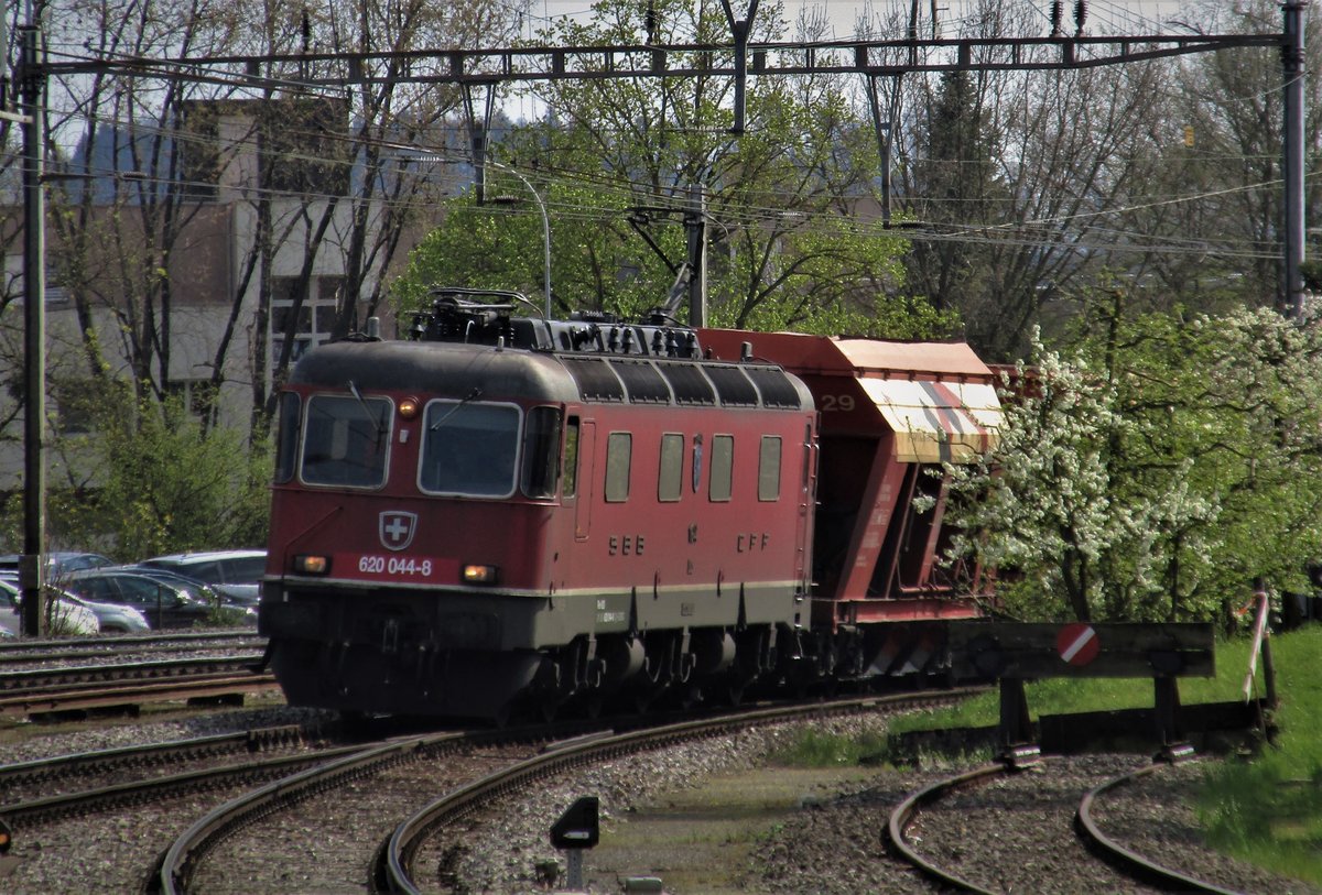 Die SBB Re 6/6 11644  Cornaux  | SBB Re 620 044-8 durchfährt mit einem Kies-Güterzug den Bahnhof Bülach. Mittwoch, 5. April 2017