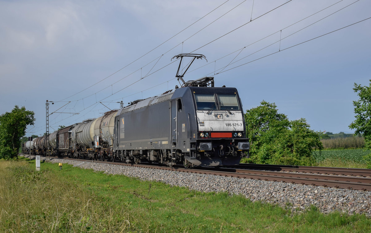 Die von SBBC angemietete 185 571 bespannt am 05.06.2018 den DGS 49069, Karlsruhe Gbf - Basel SBB RB. In Kürze erreicht der Zug den Bahnhof Müllheim, Buggingen hat er soeben hinter sich gelassen.