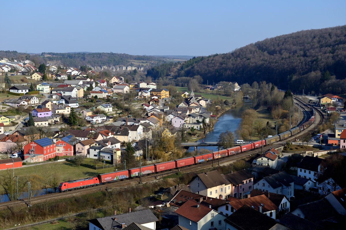 Die Schatten im Altmühltal wurden länger, deswegen wurde bei der Durchfahrt von GA 52824 von Ingolstadt Nord nach Braunschweig etwas mehr Brennweite gewählt. Der Zug befördert Autoteile für den Volkswagen Konzern, am 19. März 2015 war 185 269 Zuglok.