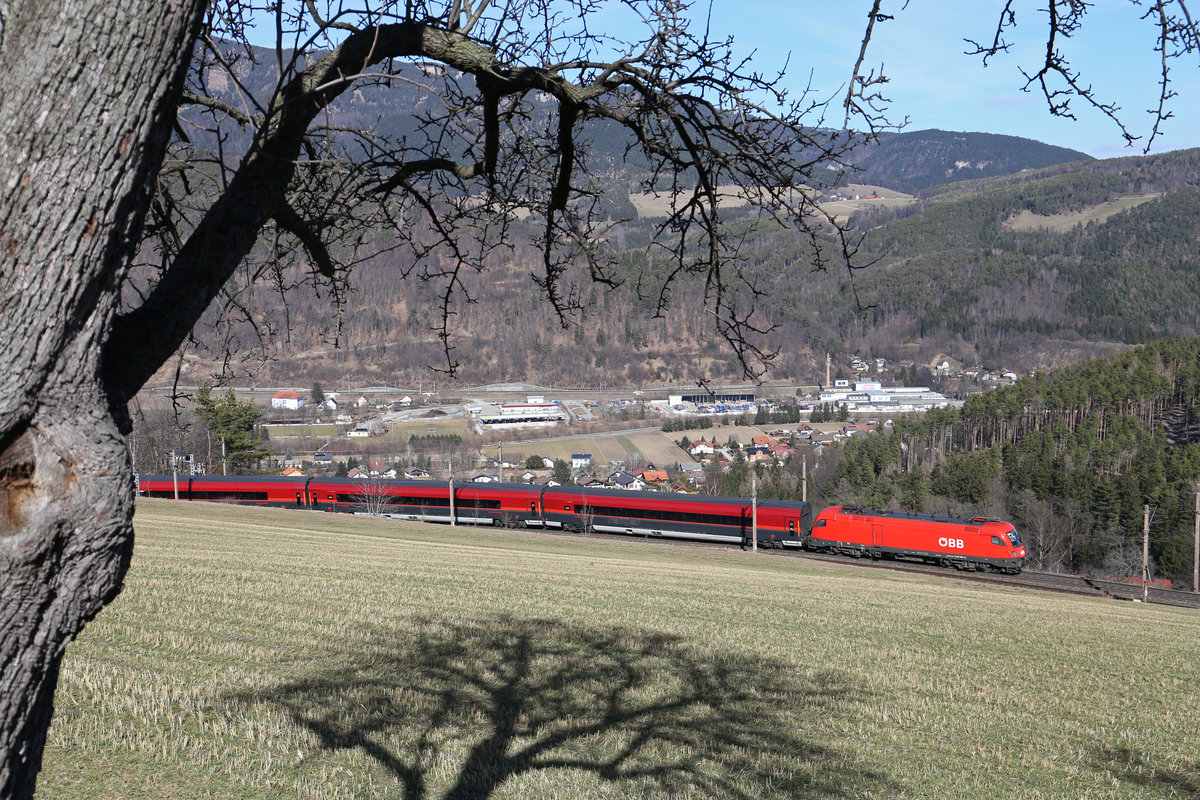 Die Schatten des kahlen Winterbaumes zeigen auf den RJ-653 mit 1116.160 bei der Apfelwiese am Eichberg. 25.2.17