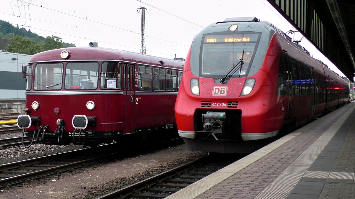 Die Schienenbusse der VEB (Vulkan-Eifel-Bahn) veranstalten regelmäßig Sonderfahrten zwischen Trier, Gerolstein und Umgebung. Hier ist eine Garnitur aus mehren Schienenbussen in Trier Hbf neben einem Talent 2 (442 204) der DB Regio als RB nach Koblenz am Gleis 13 zu sehen. Kurz darauf rangierten die Schienenbusse auf Gleis 10 Nord um anschließend ihre Sonderfahrt nach Gerolstein zu starten.