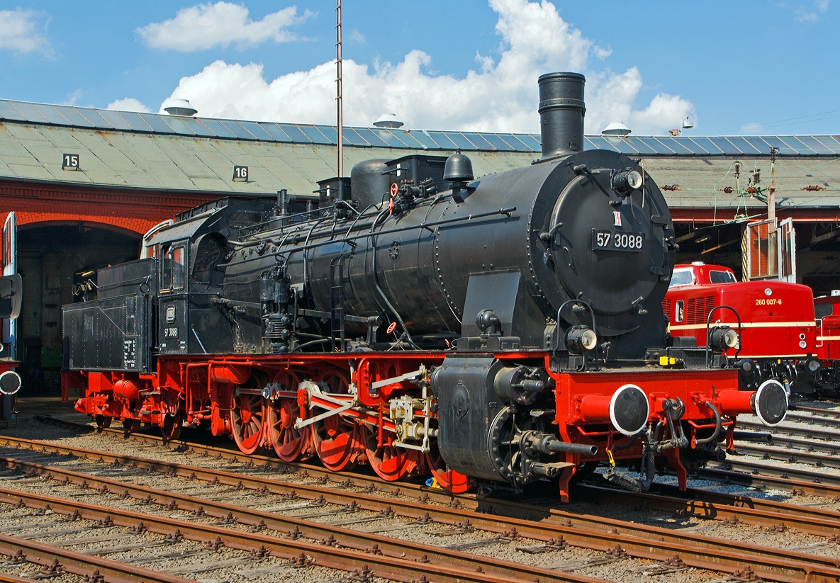 Die Schlepptender-Gterzuglokomotive 57 3088 (preu. G10), Baujahr 1922 bei Rheinmetall, ist am 17.08.2013 im Sdwestflische Eisenbahnmuseum in Siegen vor dem Ringlokschuppen ausgestellt. 

Kurz vor der z-Stellung am 10.06.1968 wurde sie zum 01.01.1968 noch in 057 088 umgezeichnet. Am 24.06.1970 schied sie aus dem Bestand der DB aus. Von 1974 bis 2002 war sie als Denkmal auf dem Gelnde des Bahnbetriebswerks Haltingen aufgestellt. 

Ein paar Daten zur G10 noch: Die Bauart ist E h2, Gattung G 55.15, sie hat eine Leitung von 1.100 PS die sie auf eine Hchstgeschwindigkeit von 60 km/h bringen.