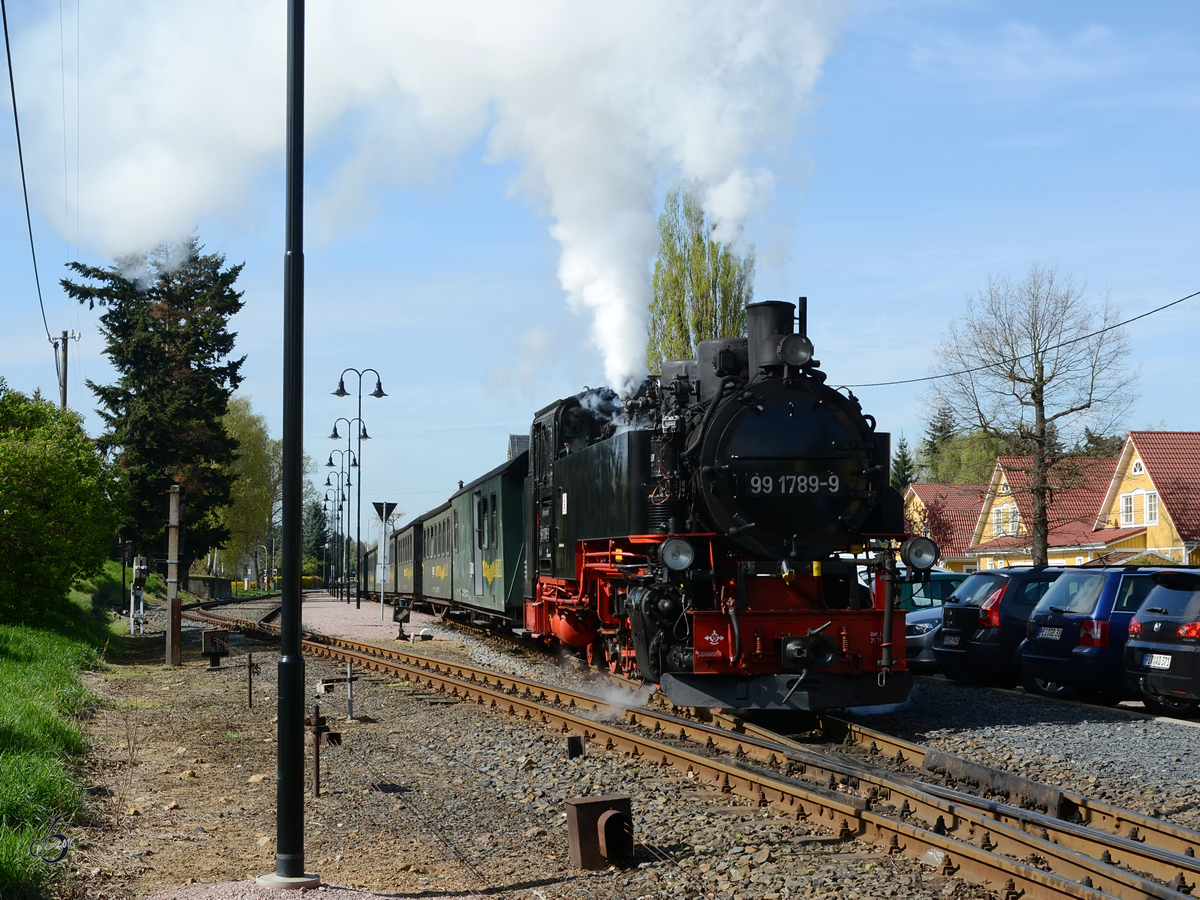 Die Schmalspur-Dampflokomotive 99 1789-9 bei der Ausfahrt aus dem Bahnhof Moritzburg. (April 2014)