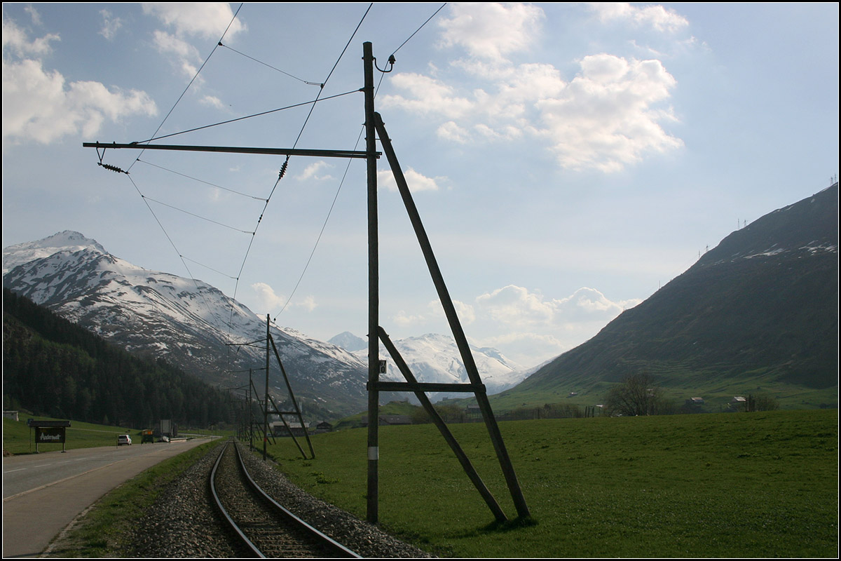 Die Schönheit hölzerner Oberleitungsmasten -

Matterhorn-Gotthard-Bahn westlich von Andermatt.

13.05.2008 (M)