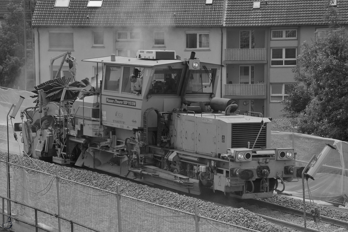 Die Schotterverteil-und Planiermaschine SSP 110 SW in Einsatz während der Gleiserneuerungsarbeiten im Juni 2017 in Bochum.